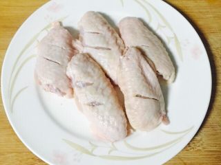 1、红烧鸡翅,鸡翅清洗干净后沥干水分，在两面各划两刀以便更入味