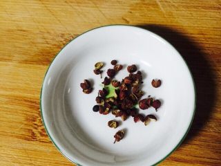 3、红烧鸡翅,花椒清洗一下沥干水分备用