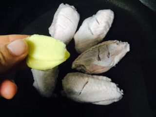 5、红烧鸡翅,放入两片姜片