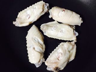 8、红烧鸡翅,将鸡翅放入锅内