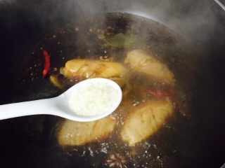 17、红烧鸡翅,加1小勺冰糖