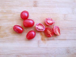 2、黄瓜圣女果鸡蛋沙拉,圣女果洗净对半切开。