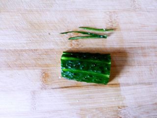 7、黄瓜圣女果鸡蛋沙拉,分成三等份，分别切出一道窄窄浅浅的凹槽。