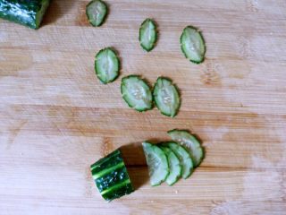 8、黄瓜圣女果鸡蛋沙拉,切成厚薄均匀的片状，从直径处切下不同宽窄的黄瓜，两片相对，做成大小不一的花瓣。