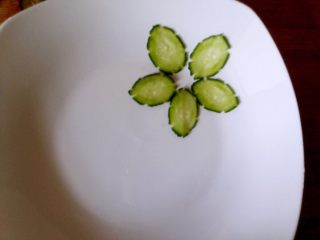 9、黄瓜圣女果鸡蛋沙拉,首先在盘子的适当位置摆上5片大花瓣。