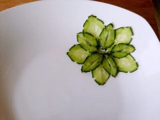 10、黄瓜圣女果鸡蛋沙拉,接着在间隔处摆上5片小花瓣。