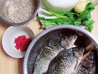 1、冬瓜鲫鱼汤,准备好食材。鲫鱼、冬瓜、葱姜、香菜、薏米、枸杞子。