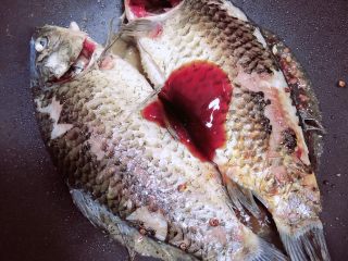 8、冬瓜鲫鱼汤,锅中放入花椒、料酒、蚝油、生抽。