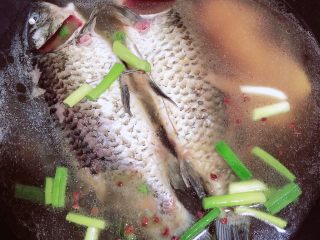 10、冬瓜鲫鱼汤,向锅中倒入1500ml水，开大火烧开。