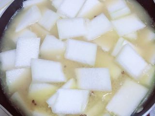 13、冬瓜鲫鱼汤,放入冬瓜片，开大火烧开。