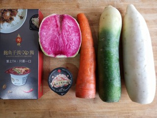 1、群英荟萃,准备食材，这群英荟萃可是名副其实的，各种萝卜加鲍鱼干贝酱，这个jiang可是辣酱中的爱马仕，里面富含鲍鱼，干贝，海米，金钱菇，独蒜，辣椒，可谓货真价实。