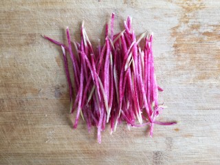 2、群英荟萃,将花心萝卜洗净切丝。