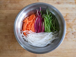 6、群英荟萃,切好丝的各种萝卜放在容器中。