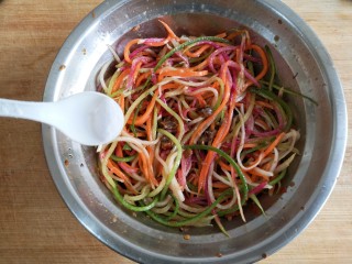 8、群英荟萃,拌匀后尝一下，根据个人口味适量加点盐和香醋调味，拌匀即可。