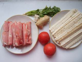 1、番茄肥牛刀削面,准备好主要食材