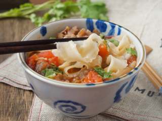 12、番茄肥牛刀削面,开胃好吃