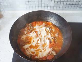 10、番茄肥牛刀削面,放入刚才煮好的刀削面即可