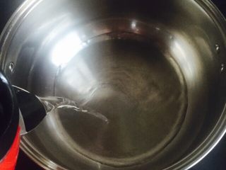 11、酸汤水饺,汤锅中倒入清水