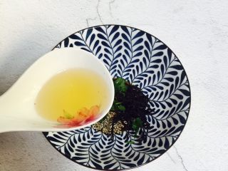 10、酸汤水饺,花生油锅中加热倒入碗里