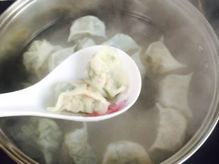 16、酸汤水饺,用汤勺盛出装在碗里