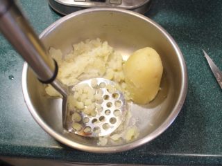 2、土豆方块,蒸好后去皮，压成土豆泥备用。