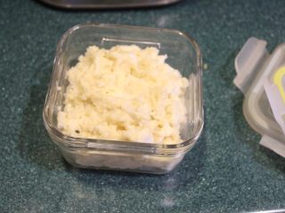 3、土豆方块,如果家中有剩下的土豆泥沙拉，也可直接使用，味道更为丰富。