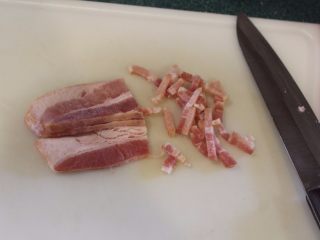 4、土豆方块,培根切小段