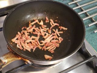 5、土豆方块,将培根煎至微焦，取出备用。用剩菜的肉块切细也是可以。