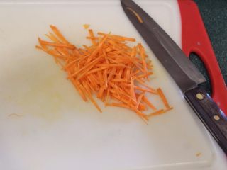 6、土豆方块,红萝卜切丝备用。家中剩菜中的红萝卜、蘑菇、青菜都很合适。