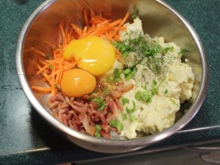 8、土豆方块,打入2颗蛋，以盐和胡椒调味，也可加上一些辣粉。