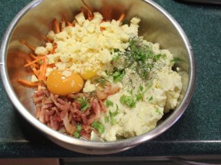 9、土豆方块,加入鲜奶油和吉士