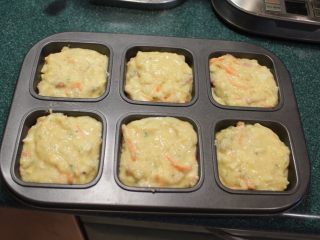 11、土豆方块,将混好的土豆泥放入烤模。没有方格，圆形的玛芬烤盘也是可以。