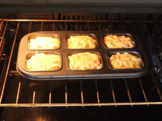 12、土豆方块,预热好烤箱，以180℃烤20分钟，或烤到表面金黄。