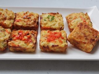 15、土豆方块,也可以在上层添加其他食材，如甜椒、明太子、细葱、酸奶等等。把剩菜变身，重新上桌，保证谁都会把这些剩菜吃光光的。  