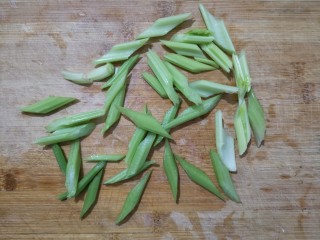 3、腐竹拌嫩芹,芹菜取其中间菜心部分，洗净也斜刀切成寸段。