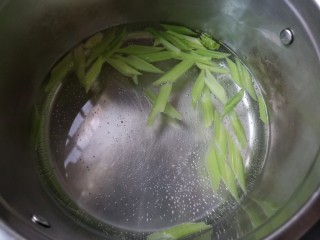 6、腐竹拌嫩芹,芹菜入开水焯一下，变色即可，不用焯水过长时间，影响脆嫩口感。