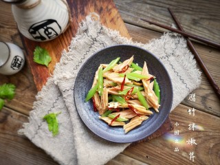 14、腐竹拌嫩芹,装盘。