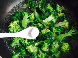 8、蒜蓉蚝油西兰花,1小茶匙盐