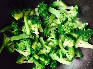 15、蒜蓉蚝油西兰花,翻炒片刻