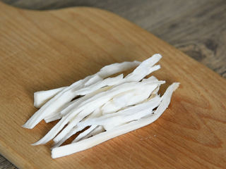 3、纯素版“夫妻肺片”，不容错过的麻辣诱惑！,杏鲍菇洗净，竖切成片，手撕成条