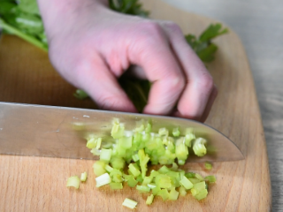 4、纯素版“夫妻肺片”，不容错过的麻辣诱惑！,芹菜切成末