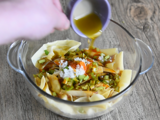 10、纯素版“夫妻肺片”，不容错过的麻辣诱惑！,倒入5g糖、15g生抽、7g红油、7g花椒油、3g白芝麻，拌匀