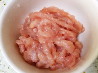 1、香辣豆腐干炒肉丝,瘦肉洗净后切成大片，再切成肉丝。