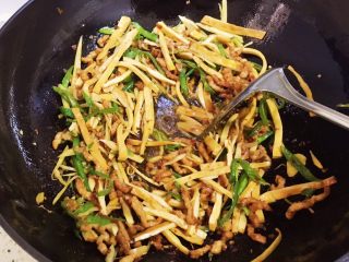 11、香辣豆腐干炒肉丝,翻炒均匀，翻炒一分钟左右。