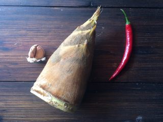 1、油焖春笋,基础材料就是这些了