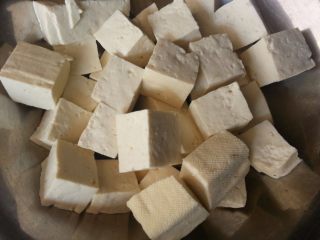 1、麻婆豆腐,豆腐买回来清洗一下切成小四方块,市面上豆腐那么多种我该选择哪一种了?按你口感喜好购买,一般我个人推荐两种1:传统石磨豆腐 2:嫩豆腐