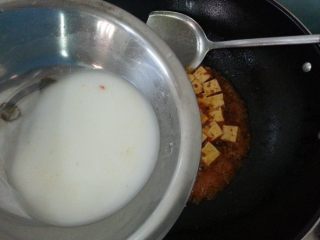 7、麻婆豆腐,差不多收汁前用水淀粉勾芡一下,勾芡分三次下。一次勾芡一点