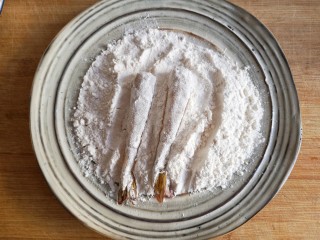 5、千丝万缕虾,将腌好的虾外面均匀包裹一层裹炸粉。