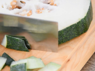 1、这样做的“红烧冬瓜”好吃入味，一招取胜！,切去冬瓜外皮