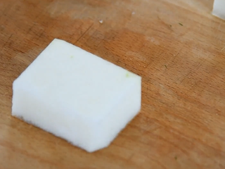 3、这样做的“红烧冬瓜”好吃入味，一招取胜！,切去冬瓜囊，修成成正方形